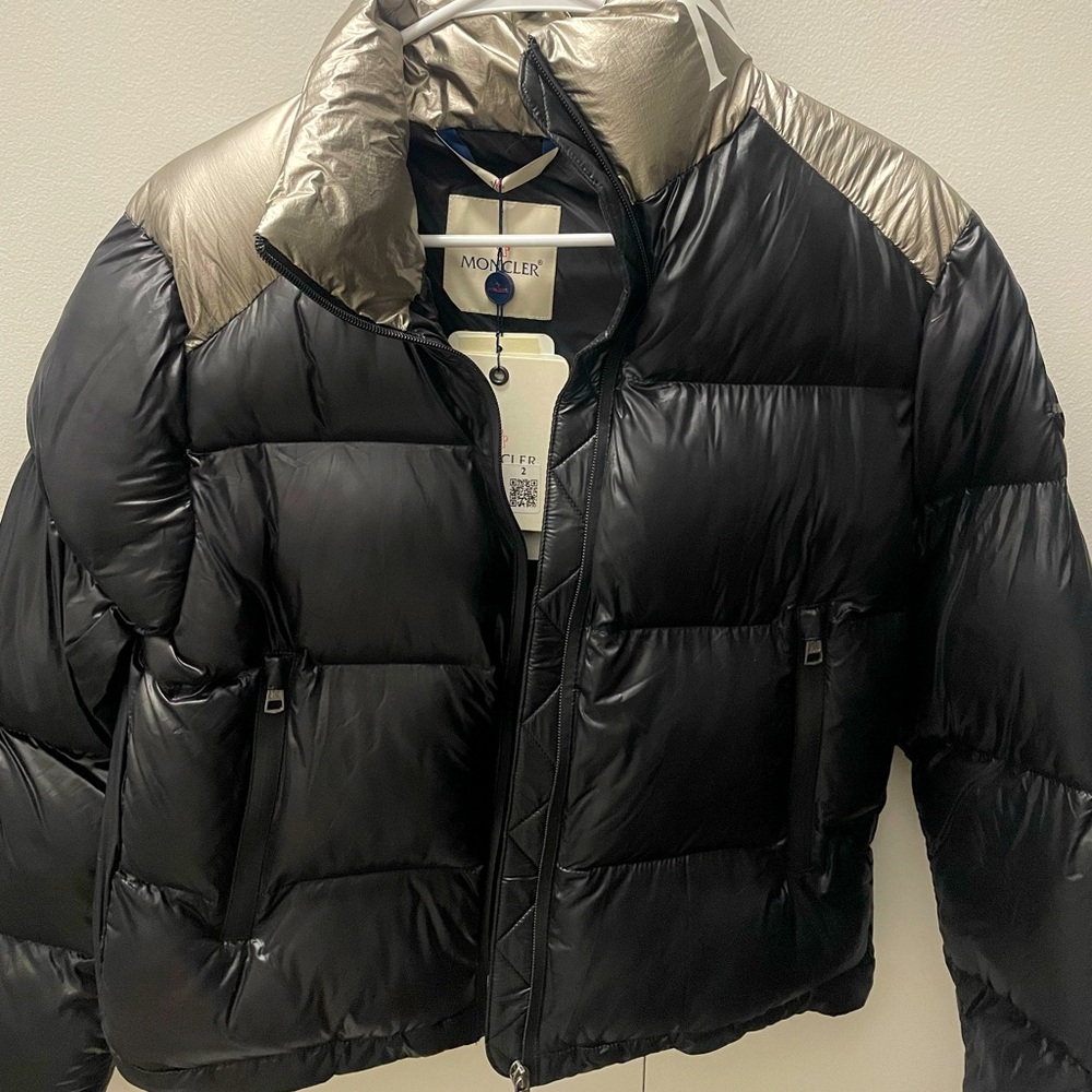 NEW MONCLER DOWN JACKET 
Women
Original 
Brand new 
Size 2